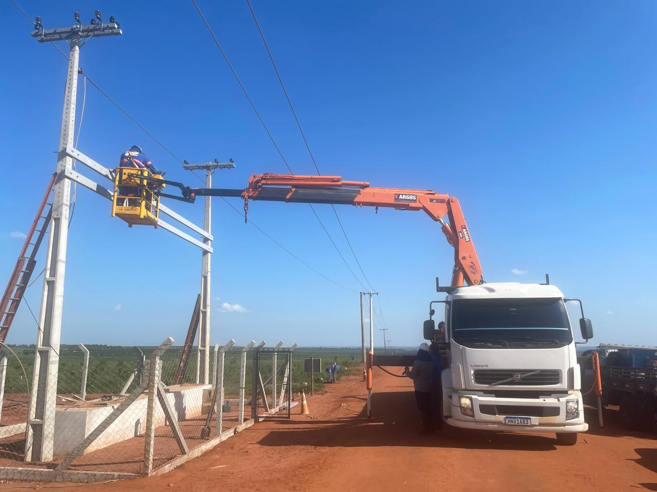 Caminhão Munck da Elétrica Sabiá em operação com cesto para guindaste e técnico realizando serviço em altura