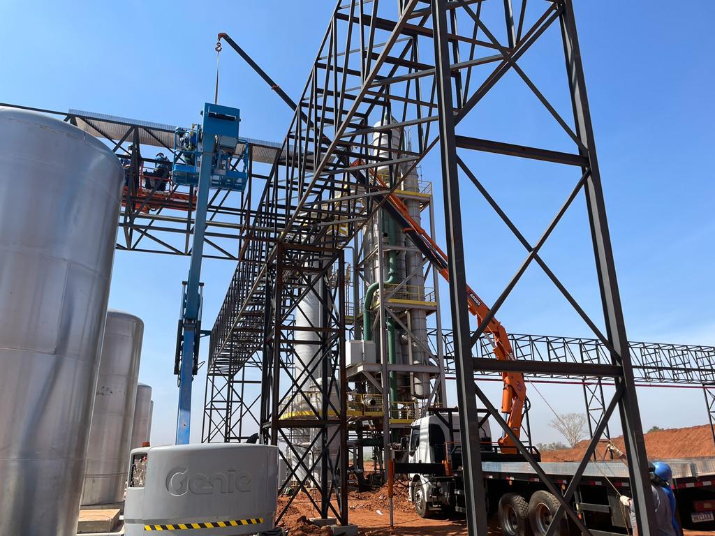 Operação com guindauto Munck e plataforma elevatória em estrutura industrial