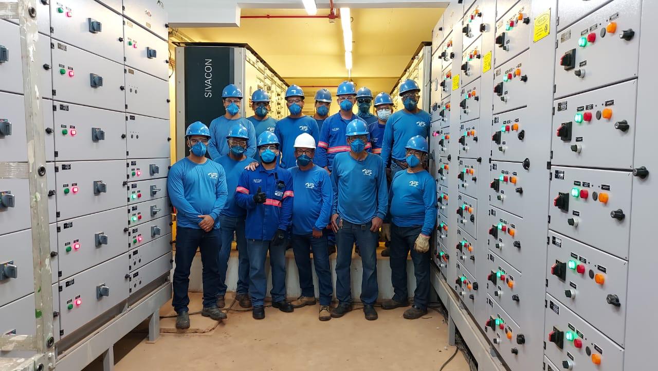 Equipe técnica da Elétrica Sabiá em sala de comando de painéis elétricos industriais