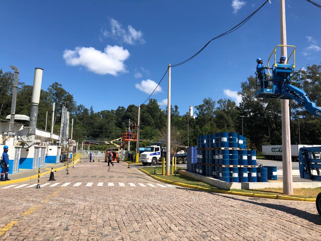 Operação técnica de infraestrutura elétrica com plataforma aérea em via industrial